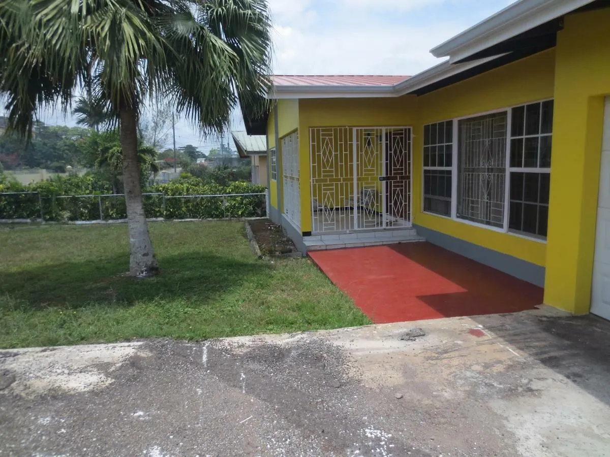 Chateau Yellow Mandeville 0*,  Jamaica