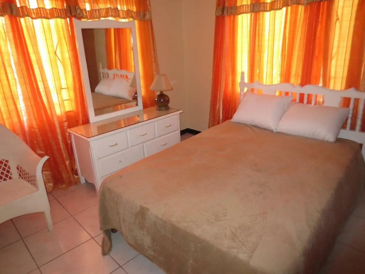 Chateau Yellow Mandeville Jamajka
