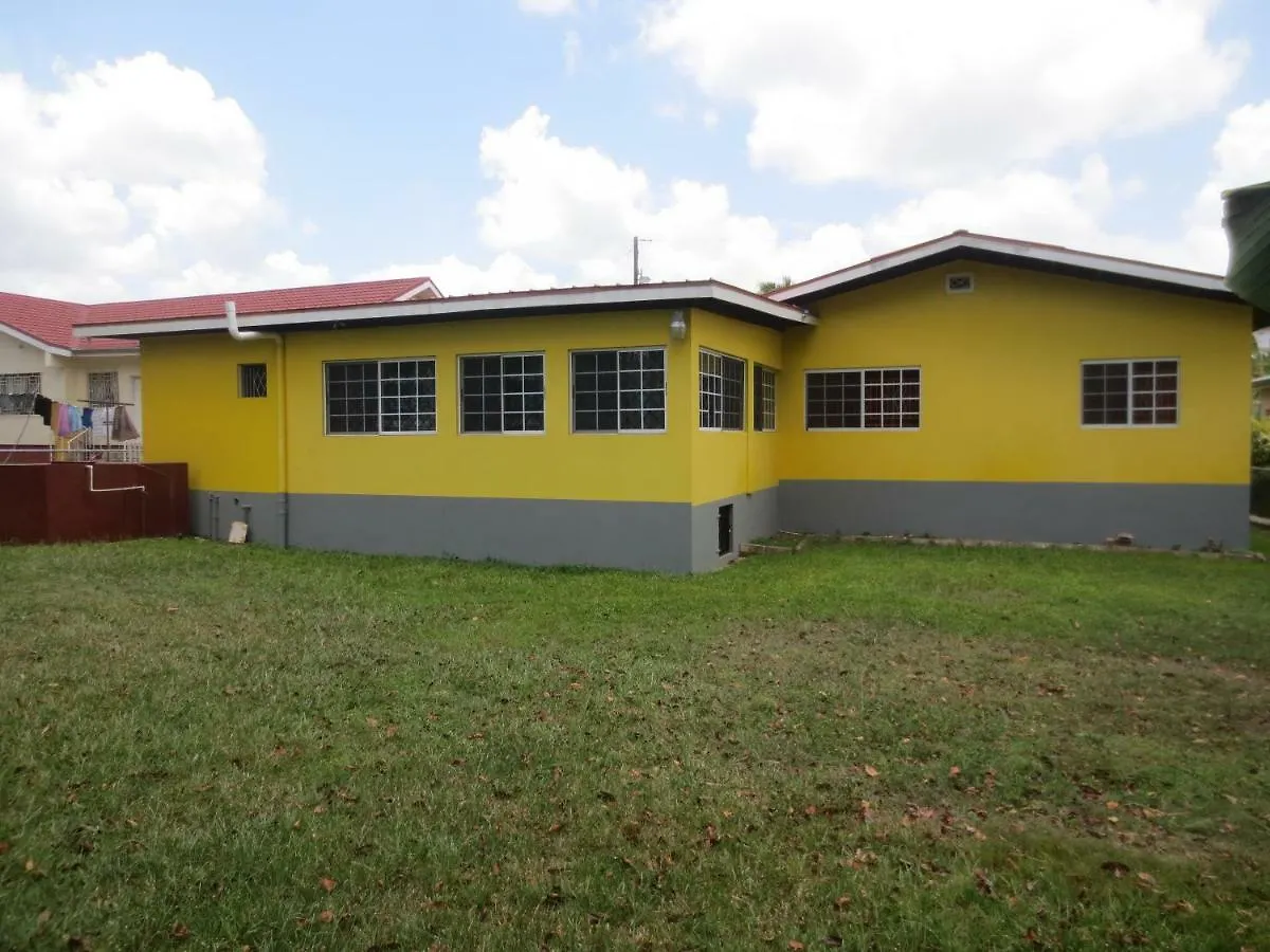 Chateau Yellow Mandeville Jamajka
